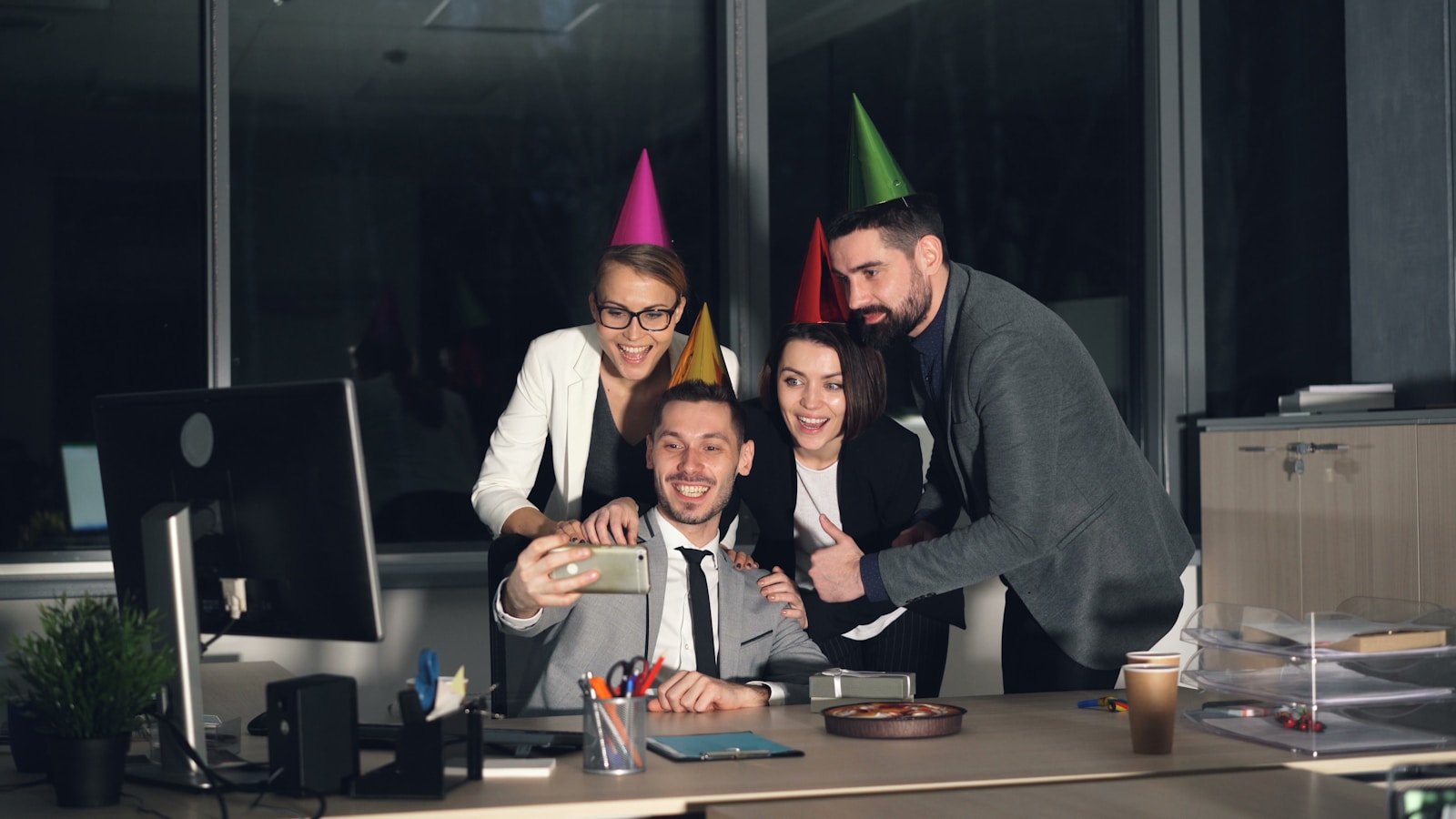 Kollegen machen ein Erinnerungsfoto bei einer Bürofeier