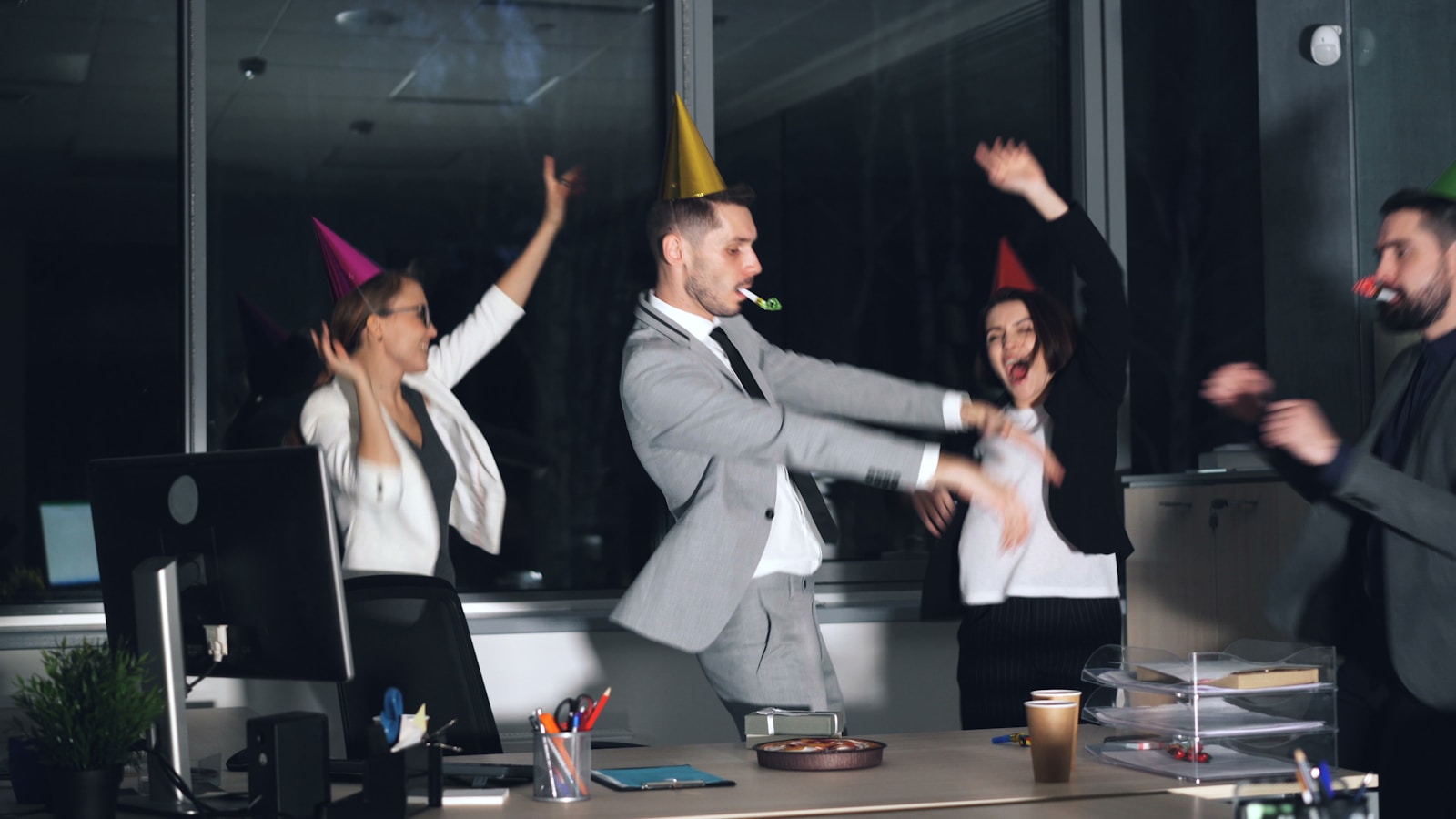 Kollegen feiern gemeinsam einen Geburtstag im Büro