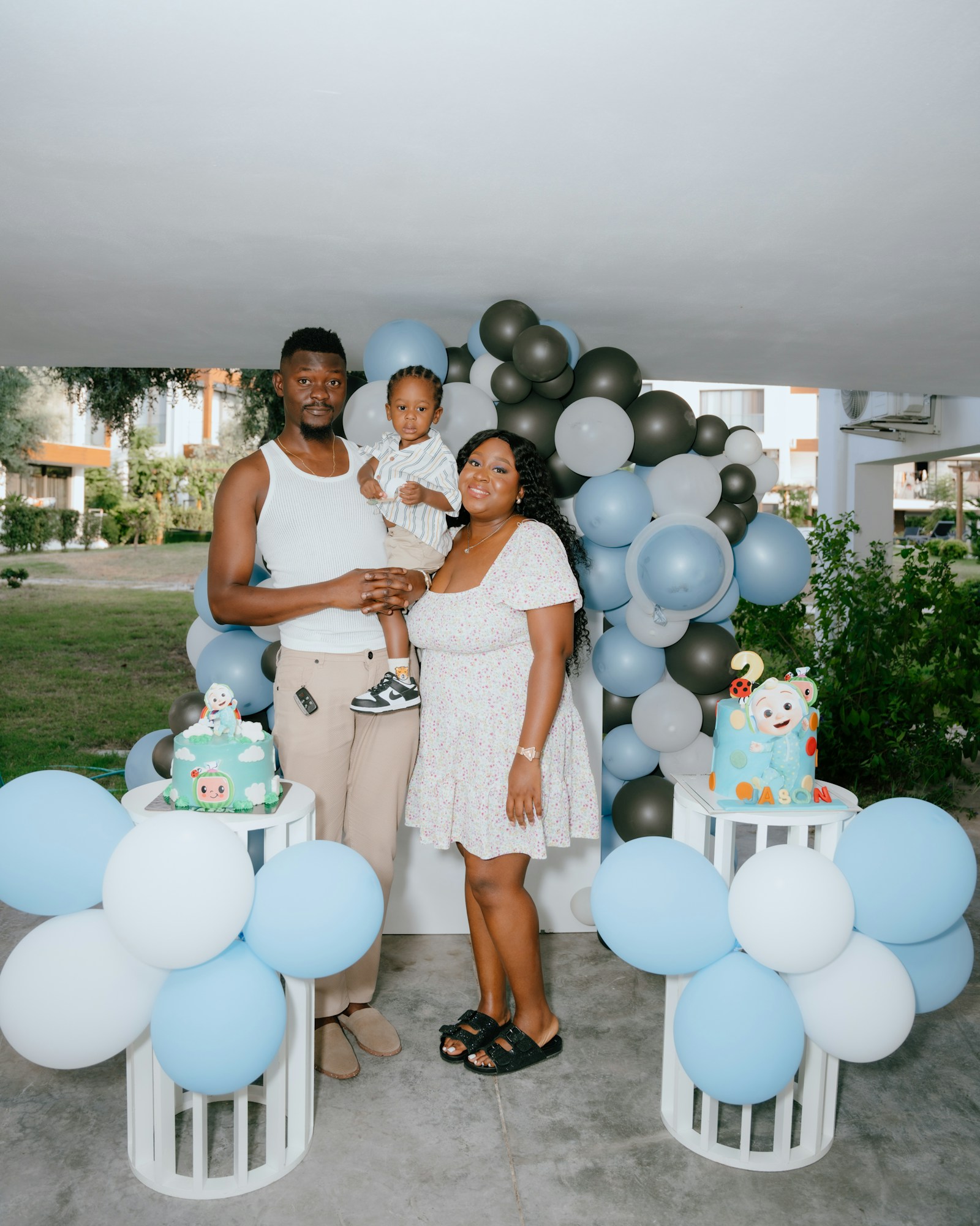 Familie feiert einen Geburtstag mit Kuchen und Luftballons