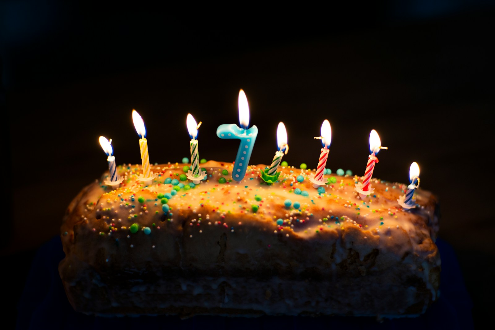 Bunte Geburtstagstorte mit vielen Kerzen