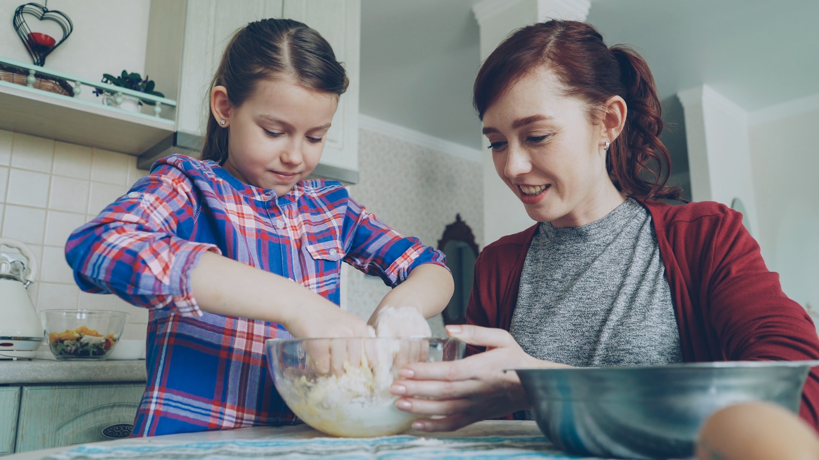 Mutter und Tochter backen gemeinsam und lachen