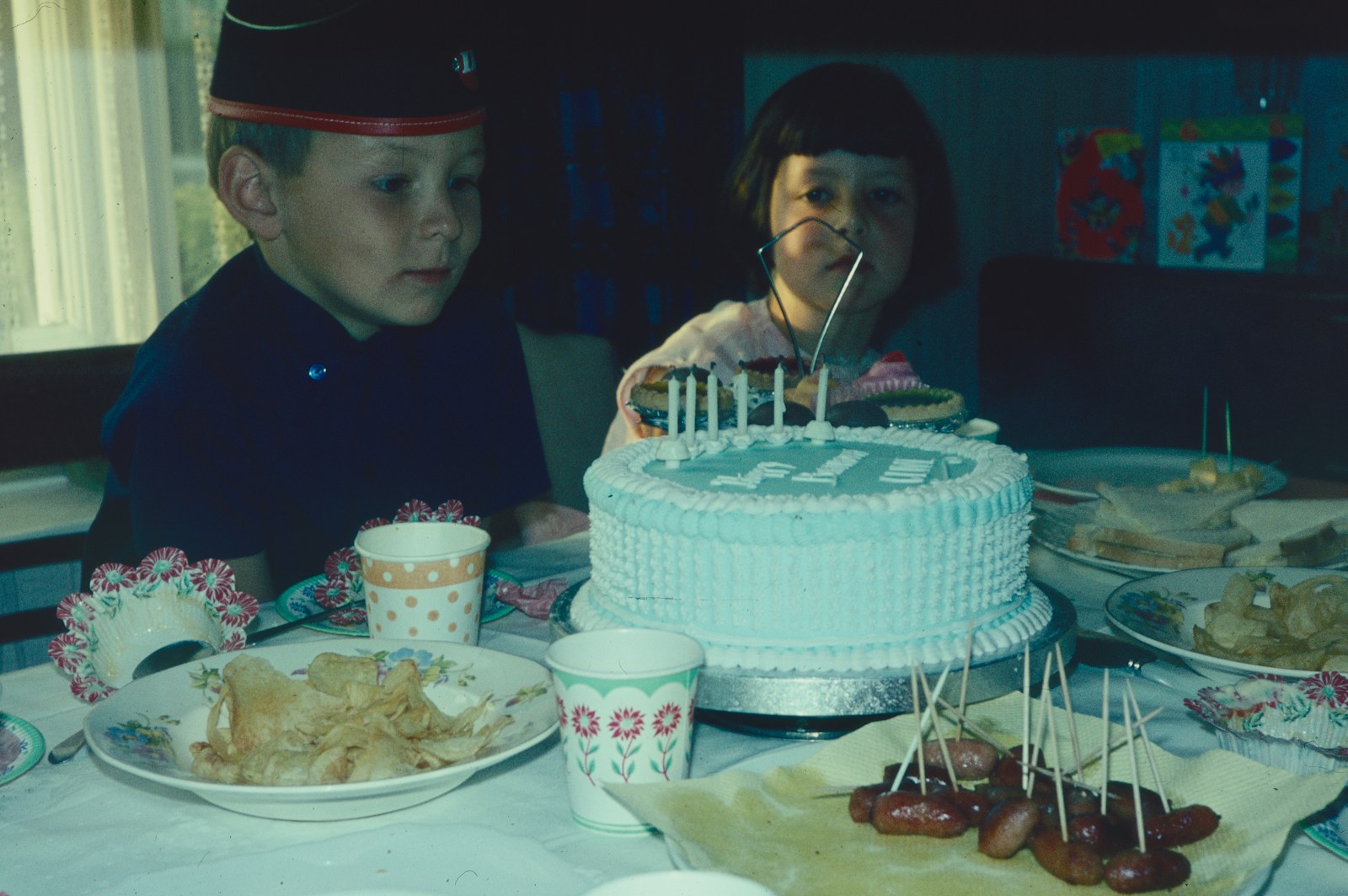 Familiäre Geburtstagsfeier mit Kuchen in einer nostalgischen Aufnahme