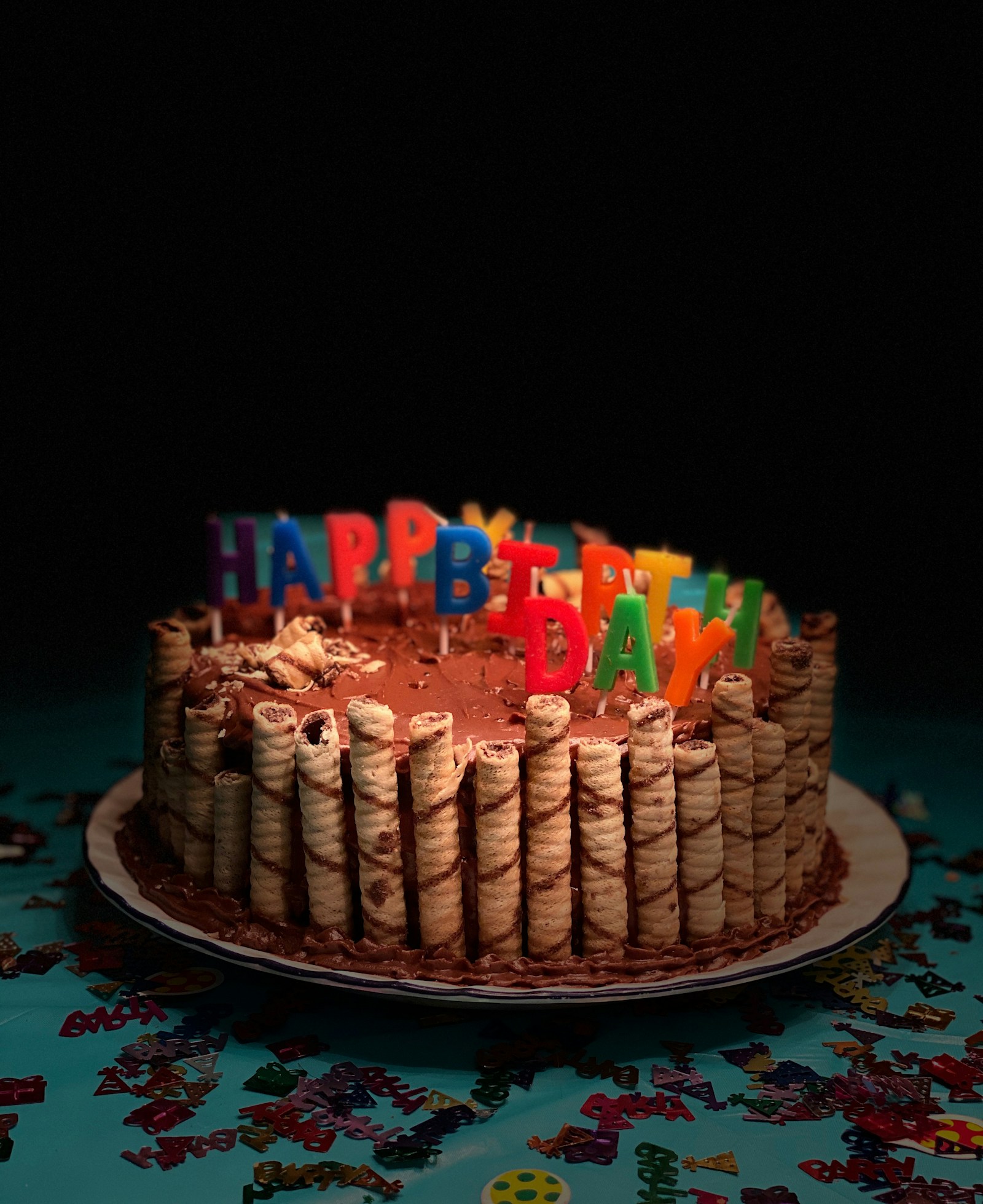 Festliche Geburtstagstorte mit Happy-Birthday-Kerzen