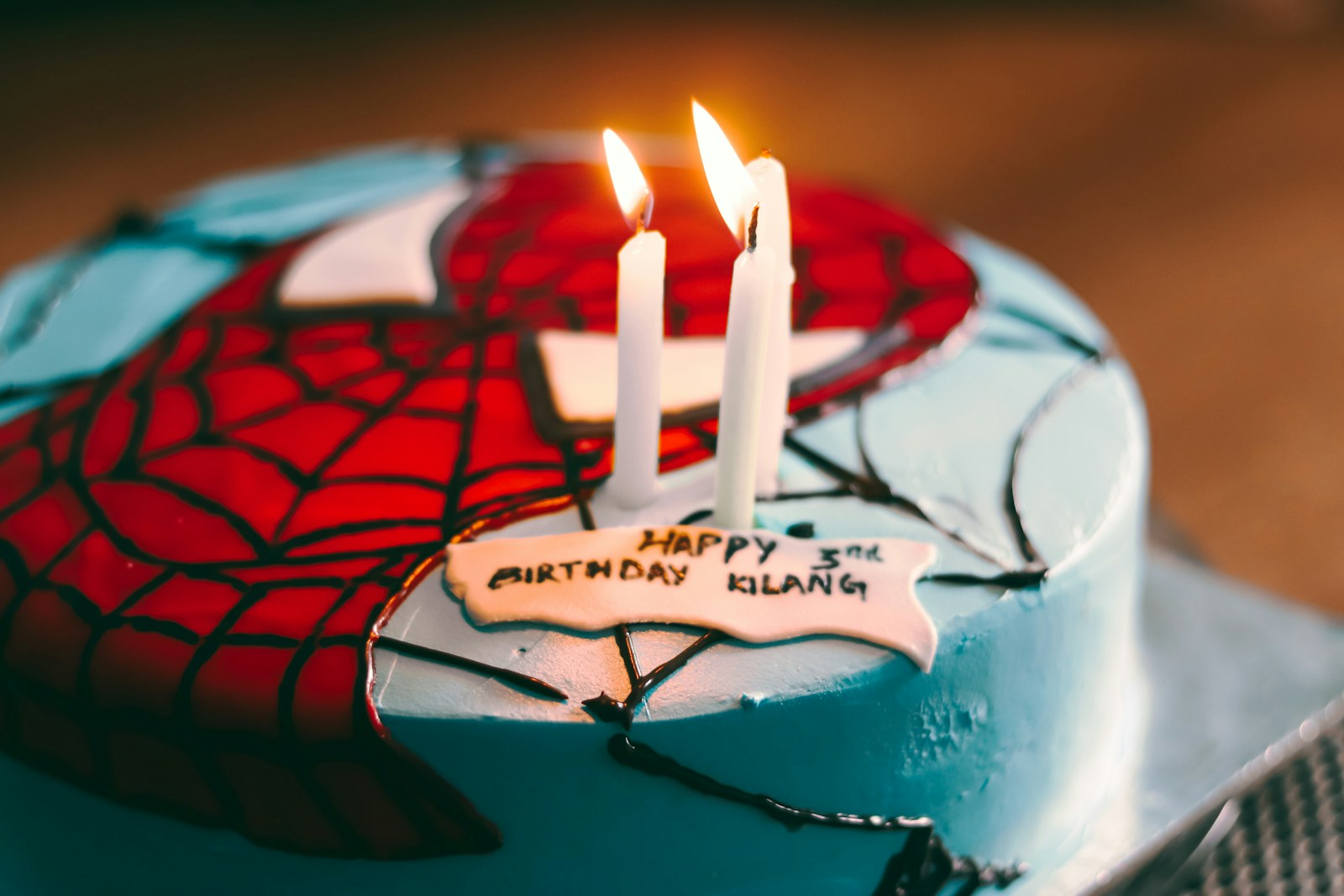 Bunte Happy-Birthday-Kerzen auf einer Torte
